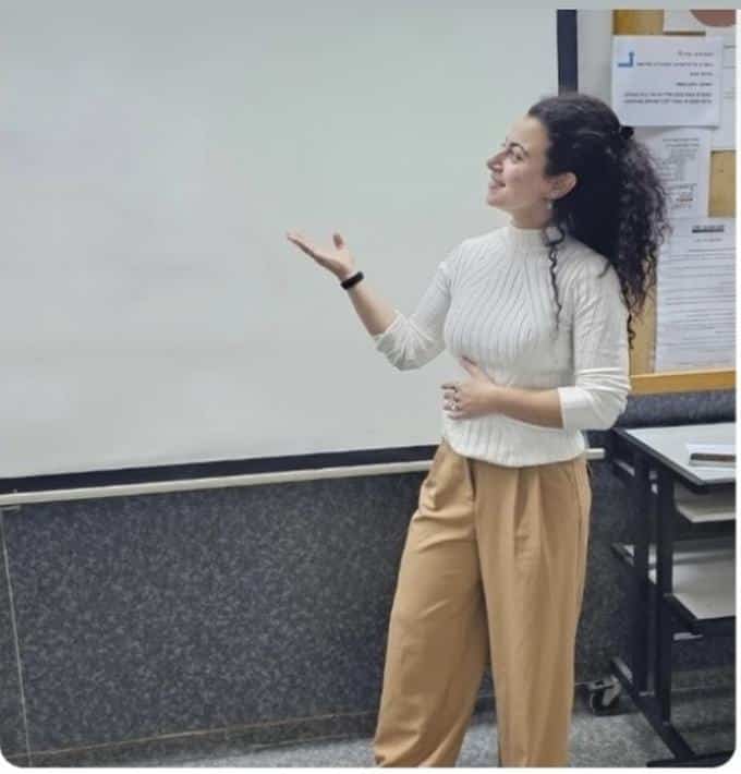 פנינה רזידור מעבירה סדנת בינה מלאכותית במכללה