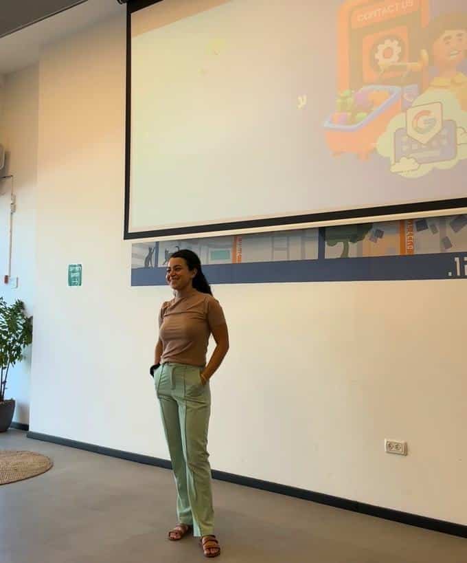 פנינה רזידור מרצה על שיווק דיגיטלי מול מסך הקרנה